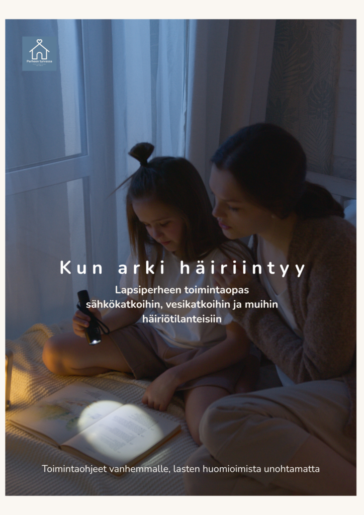 lapsi ja äiti taskulampun valossa lukemassa